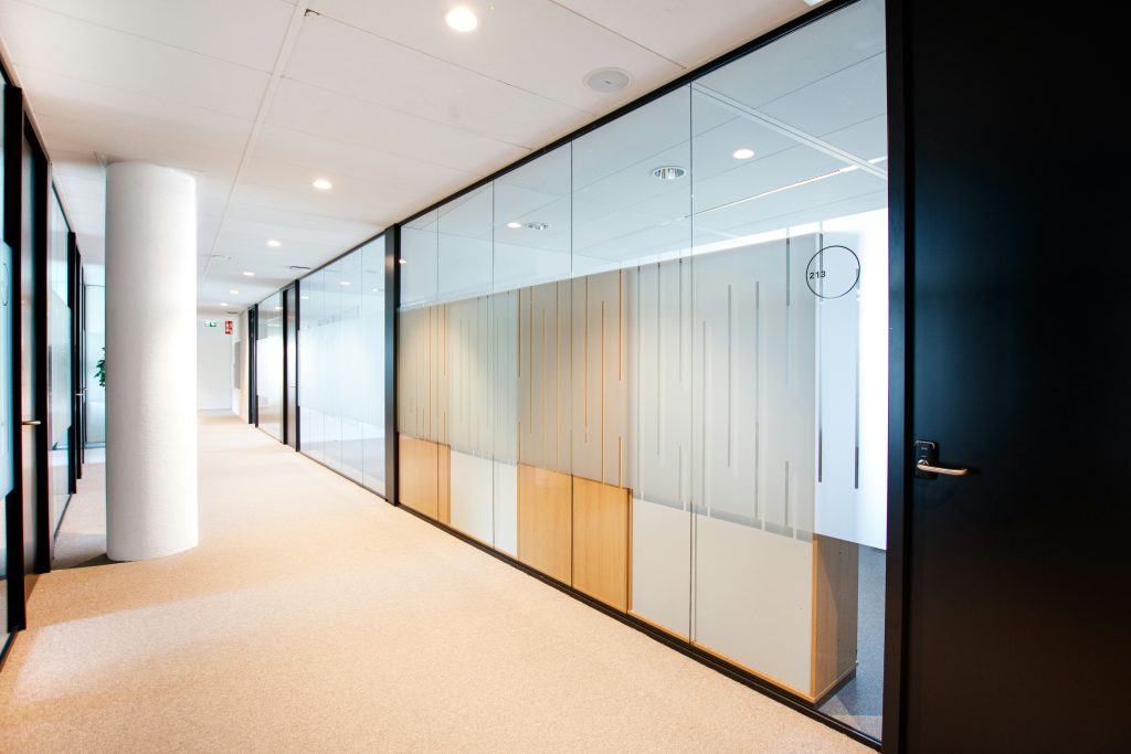 Photo d'un couloir avec cloison vitrée dans un bâtiment d'entreprise
